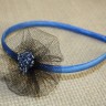 Bentita albastra satinata cu floare din tulle negru si margele de un albastru transparent; VANDUTA