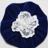 Brosa din catifea albastru royal, cu dantela alba si perla alba; diametrul cca. 8 cm; se poate folosi si ca accesoriu de par (specificati printr-un mail daca doriti clama de par la aceasta brosa); VANDUTA