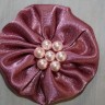 Brosa saten roz vintage, cu perle roz delicat; diametrul cca 8 cm; poate fi folosita si ca agrafa de par (specificati intr-un mail daca o doriti cu dubla utilitate); DARUITA, se poate reface la comanda
