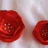 Brose Trandafiri pursange; comanda speciala de doua brose pentru mama si fiica, una mai mica si una mai mare; din saten rosu si perle de sticla ivoire; se pot reface la comanda; pretul se refera la ambele brose