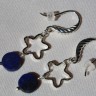 ,,Cer instelat cu lapis”, cercei din lapis lazuli taiat si slefuit in forma de banut; toate accesoriile metalice sunt placate cu argint; lungime: 4,5 cm; UNICAT