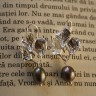 Cercei Perla gri; realizati din perle de cultura gri-argintii cu reflexe, prinse de tortite argintii foarte frumoase cu model vegetal (frunze); tortitele au si dopuri de silicon; lungime totala: 35 mm; REZERVATI; VANDUTI