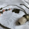 Colier ,,Ghinda alba”; realizat din pietre semipretioase si accesorii metalice din bronz; ,,ghinda” este o agata alba; lant lung, circa 95 de cm; comanda speciala; VANDUT
